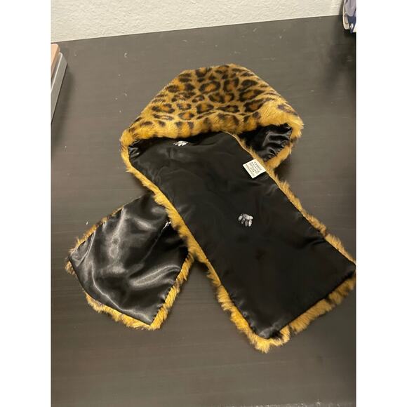 La Maison de la Fausse Fourrure Wrap Scarf Faux Fur Cheetah Old Money Mob Wife - Picture 2 of 7